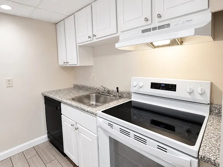685 Main St #33 — Photo 5