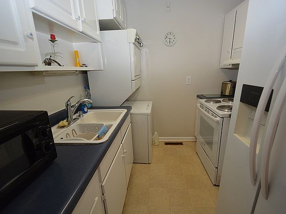 3rd image of 3407 Facade St