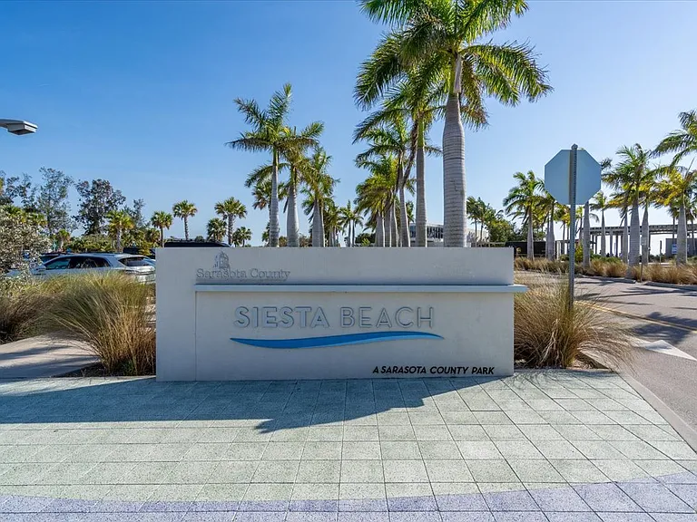 You're also inly a short distance from the world renowned Siesta Key Beach