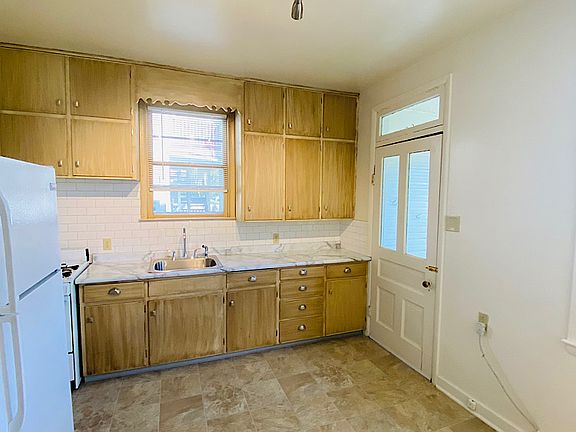 2nd image of 215 Fairchild St #2