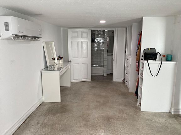 4th image of 2204 Terry St