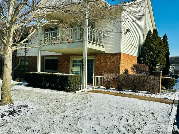 9729 Parkway Dr, Highland, IN 46322