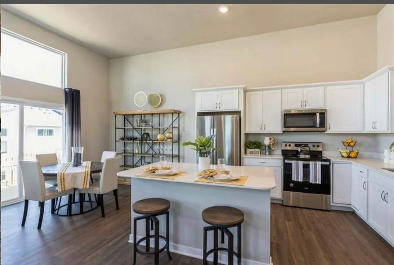 877 NE Larkspur Ave — Photo 3