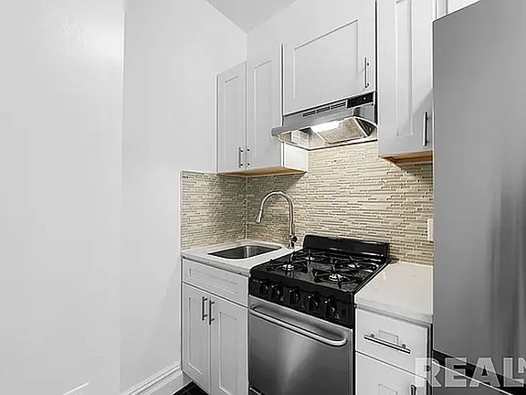 5th image of 243 Henry St APT 4