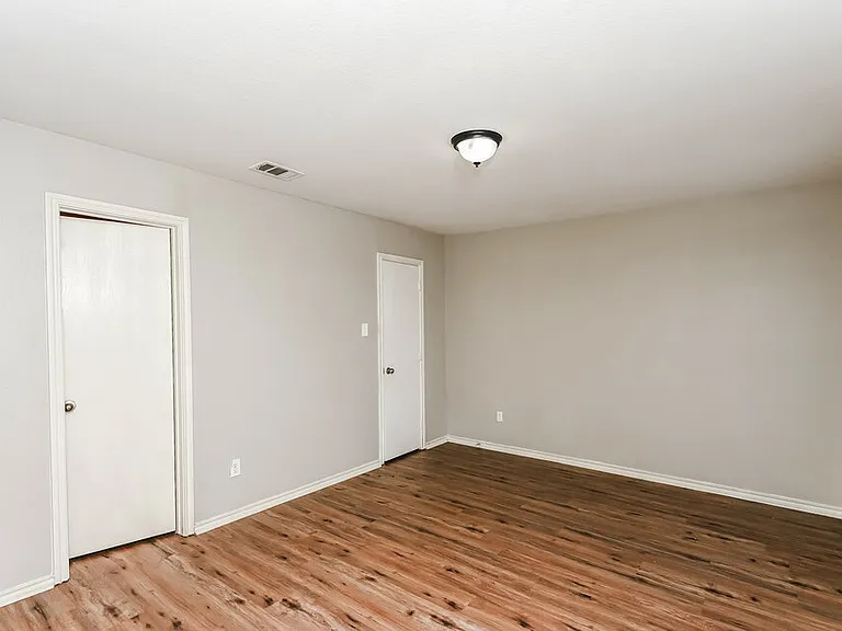 517 Creekbend St — Photo 14