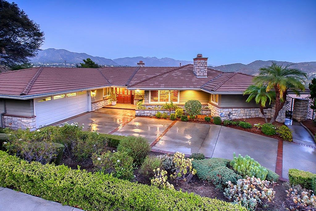 3360 Country Club Dr — Oakmont Country Club