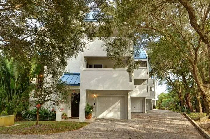 2 bed, 2.5 bath, 2400 sqft, $4,100 — Photo 2