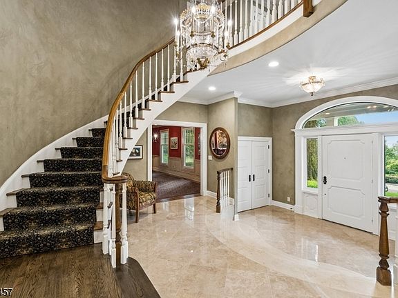 3rd image of 9 Canterbury Ln