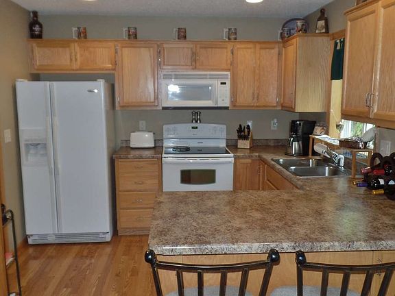 3rd image of 937 4th Ave E