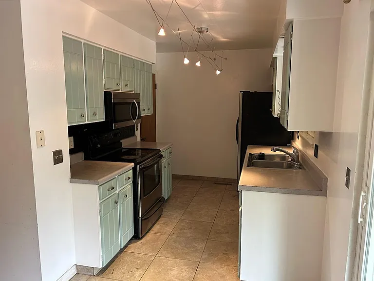 975 McIntire St — Photo 6