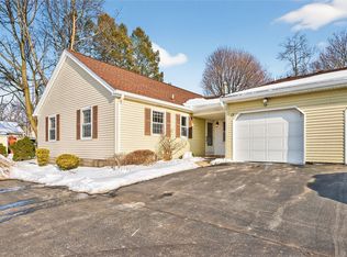 15 Braintree Cres, Penfield, NY 14526