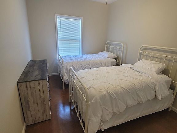 3rd image of 1634A Mignonette Ln