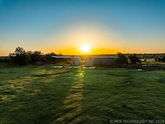 3rd image of 22 W Glencoe Rd