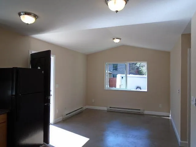 310 E Chester St — Photo 4