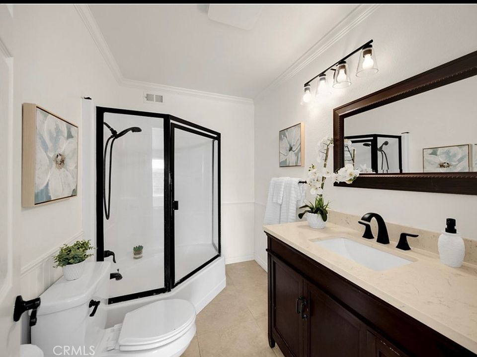 Master Bathroom with shower/tub