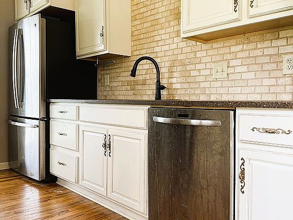 Brick backsplash, soft-close
