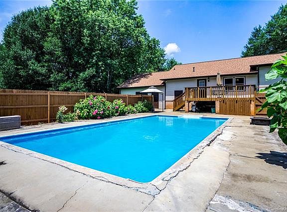 3rd image of 2429 Rosemond Cir