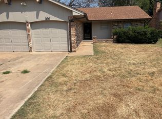 300 S Silver Leaf Dr, Moore, OK 73160