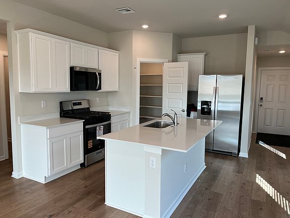 Kitchen, appliances & pantry