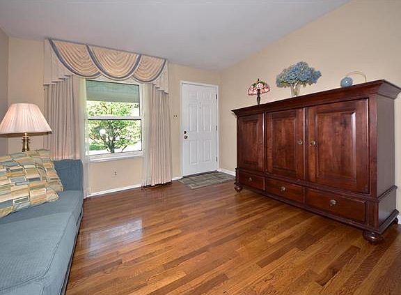 2nd image of 1220 Flora Ln