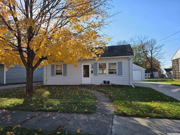 953 15th Pl NE, Mason City, IA 50401