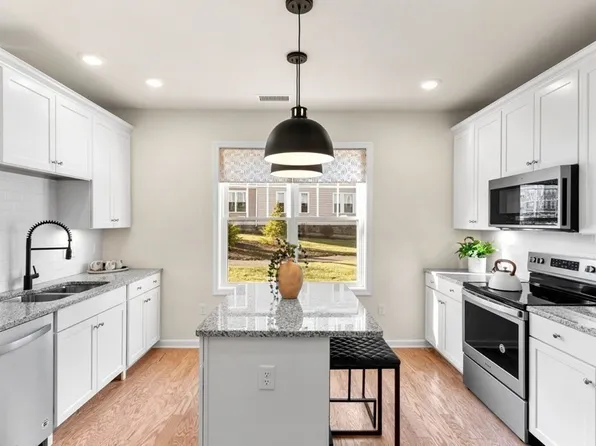 260 Martins Lndg #313, North Reading, MA 01864