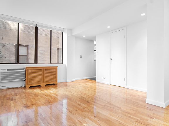 3rd image of 150 W 58th St APT 12C