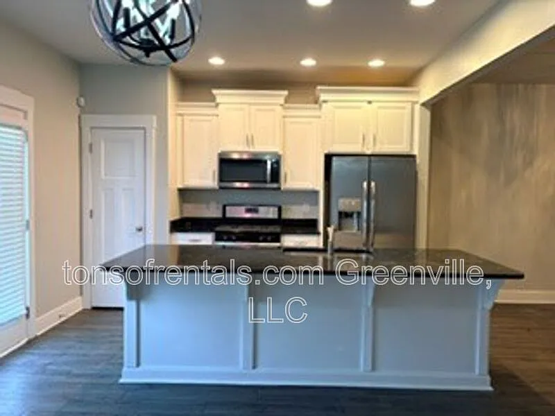 3 bed, 2.5 bath, 1598 sqft, $1,595 — Photo 3