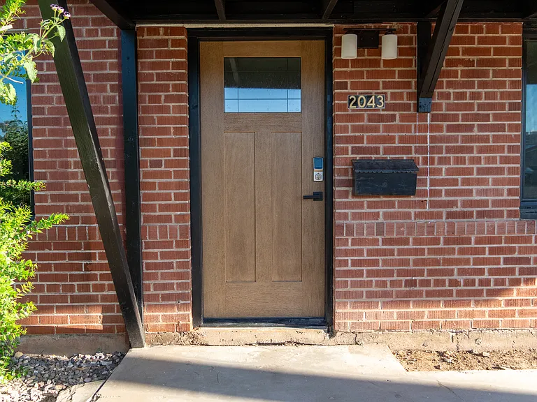 2043 E Oak St — Photo 2
