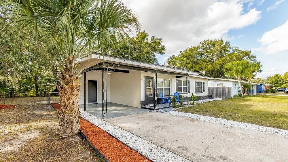 3 bed, 2.0 bath, 1026 sqft, $2,800 — Photo 2