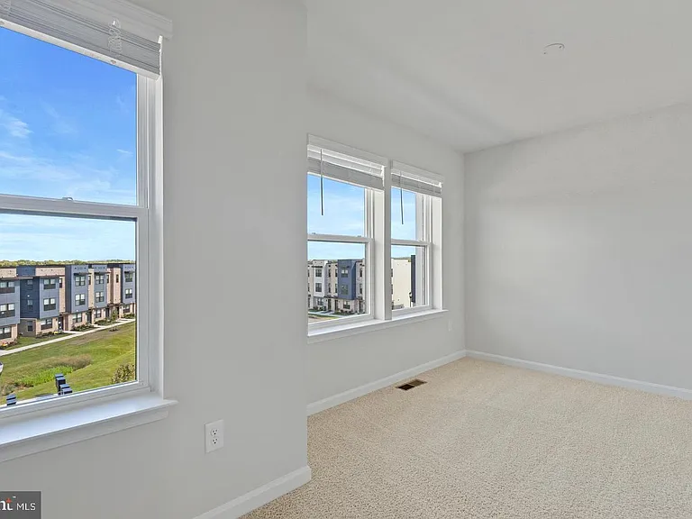 818 Bond St — Photo 18