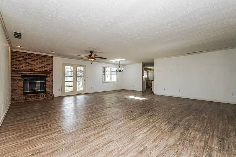 3 bed, 2.0 bath, $2,195 — Photo 4