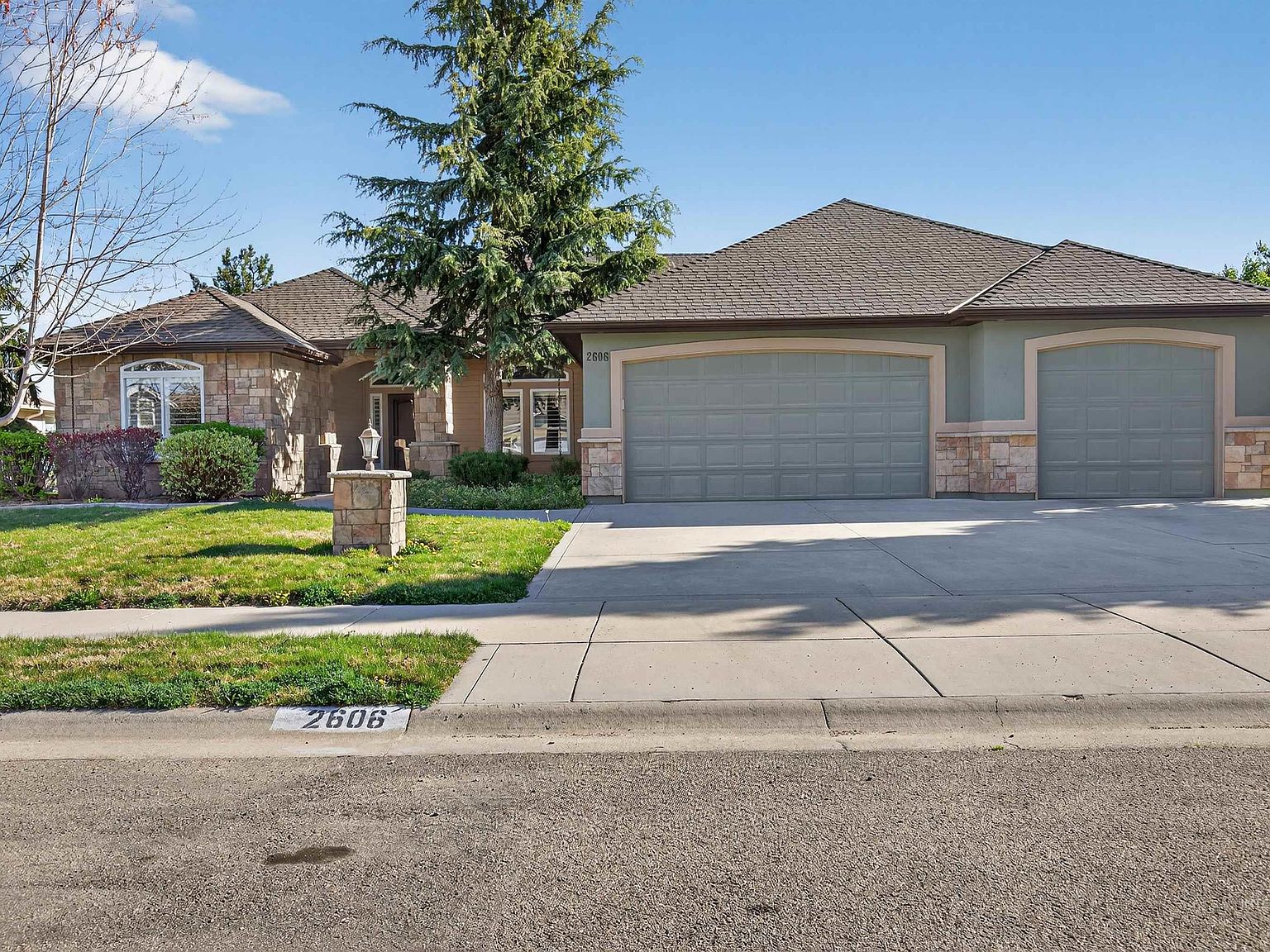 2606 N Waggle Pl