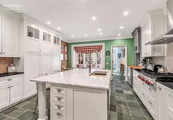 5th image of 40 E 81st St