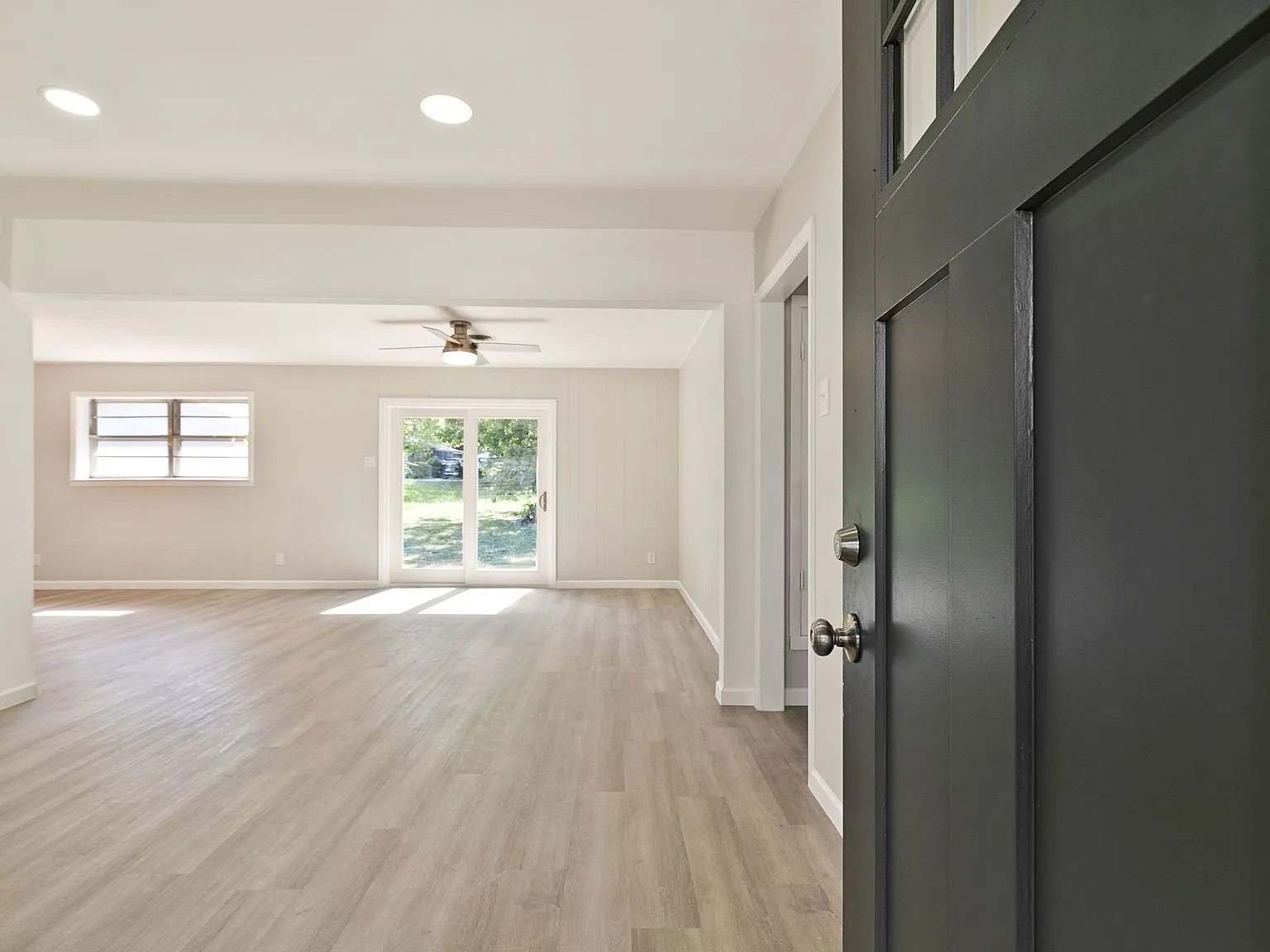 3 bed, 1444 sqft, $1,999 — Photo 4