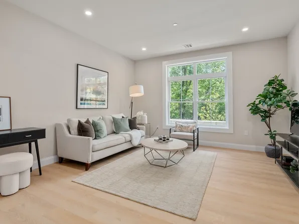 7 Cross St #102U, Wilmington, MA 01887