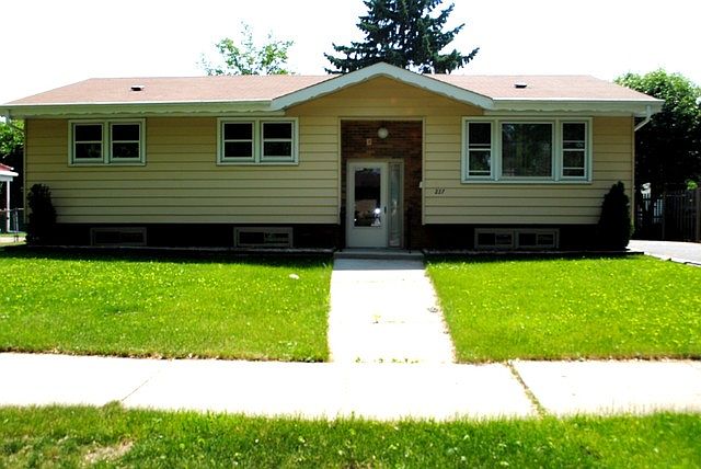 1st image of 227 N Poppy Ln