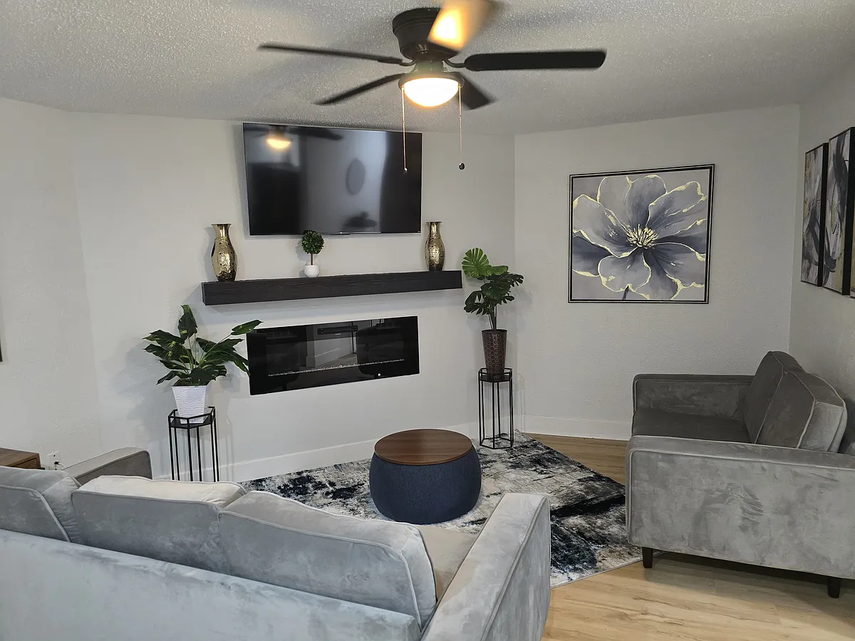 Living room - 315 W Little Creek Rd