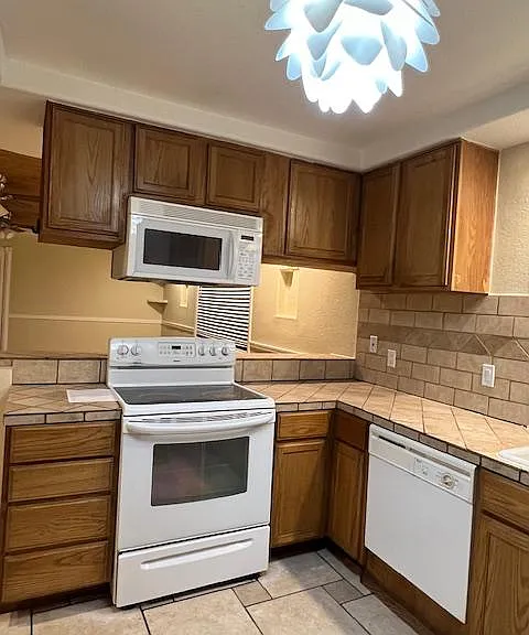 3409 N 88th Dr — Photo 7