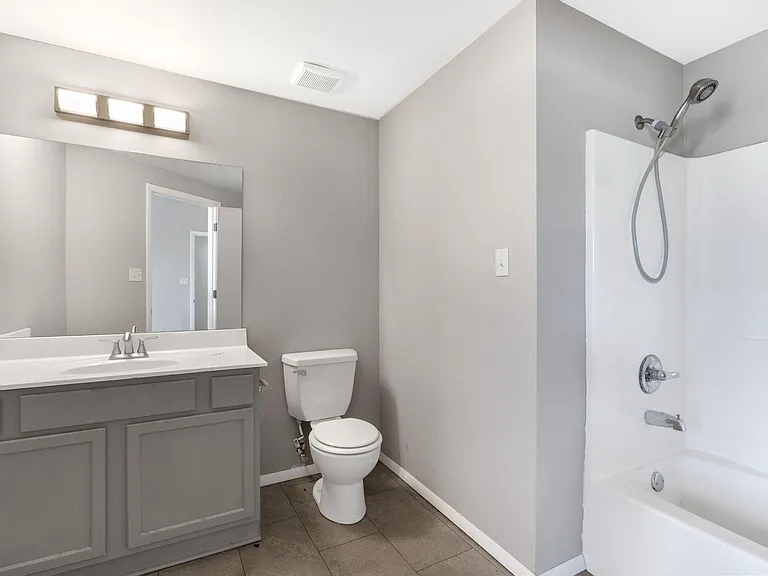 710 W Walnut St — Photo 22