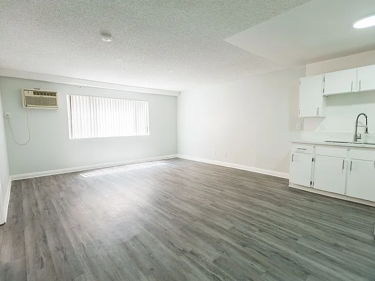 226 South Serrano — Photo 14