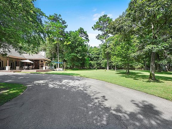 Circular drive around to the back. Great for lots of guests !