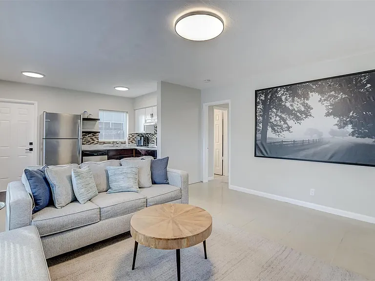 1005 NE 17th Ct — Photo 2