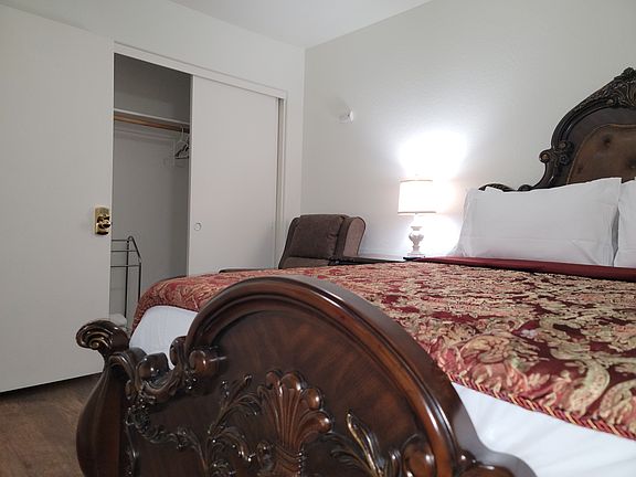 5th image of 2440 W Parkway Dr #2
