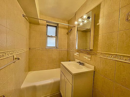 3rd image of 14323 Barclay Ave