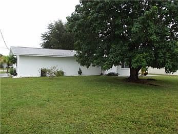 5th image of 1728 Banyan Dr