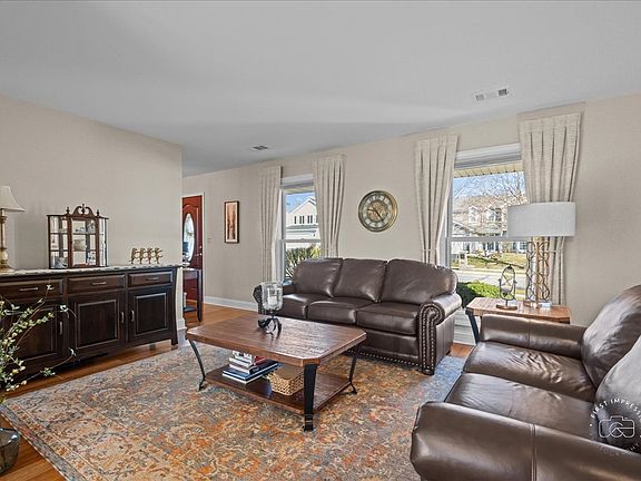 3rd image of 1060 Cliff View Ln