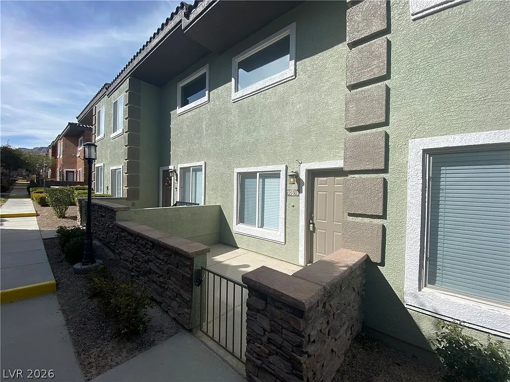 2 bed, 2.5 bath, 1396 sqft, $1,795 — Photo 2