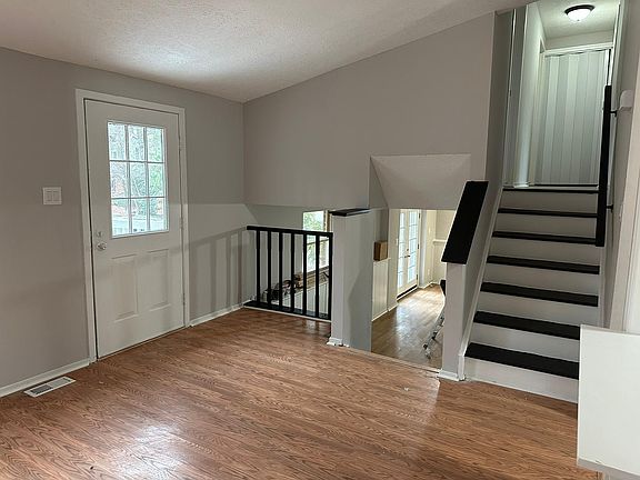 2nd image of 12 Jackson Ct W