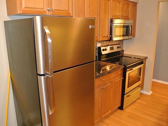 3rd image of 1525 E Thacker St